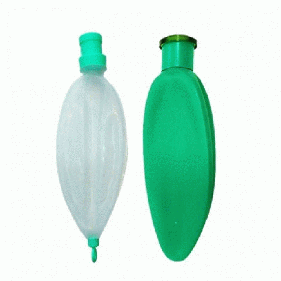 A imagem mostra um kit de umidificador nas cores branca e verde, o it contém um frasco, uma extensão e uma máscara, todos na cor branca, exceto o frasco, que contem uma tampa verde e logotipo da Ventcare colorido em seu corpo, juntamente com indicações de níveis máximos e minimos